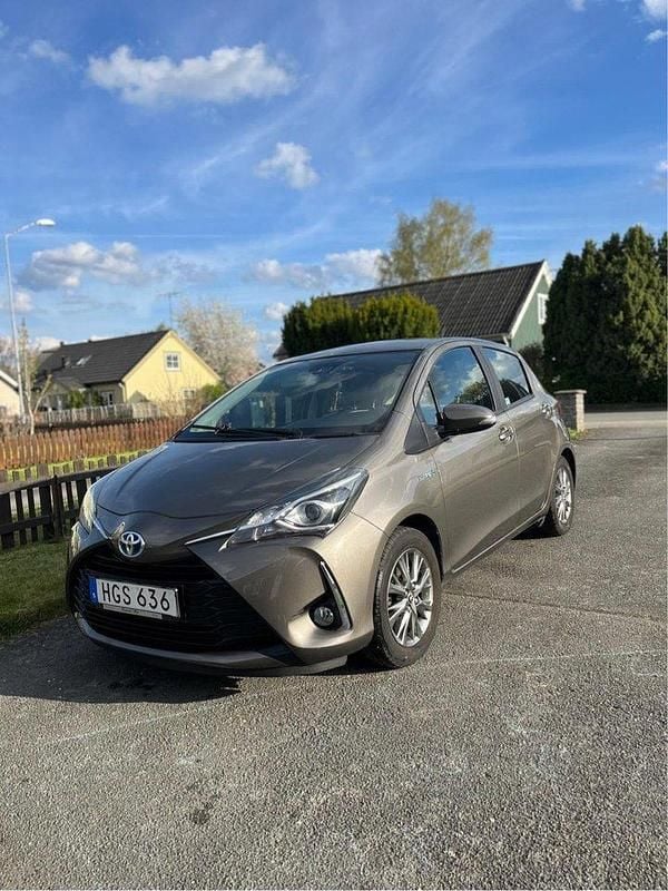 Grå Begagnad 2018 Toyota Yaris Hybrid Active Halvkombi | 145 000 kr (Marknadspris) - Bild 1/4