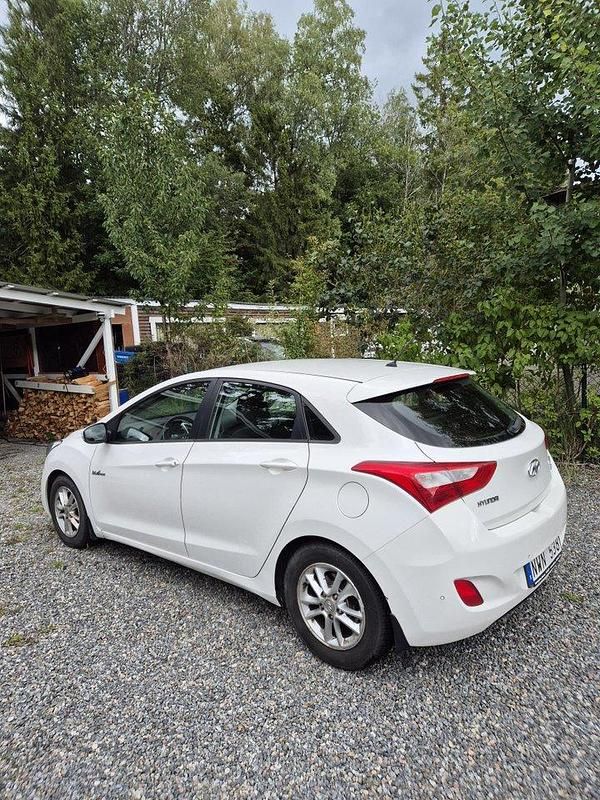 Vit Begagnad 2014 Hyundai i30 Sport Halvkombi | 59 000 kr (Marknadspris) - Bild 1/4