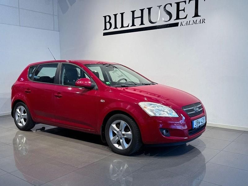 Röd Begagnad 2008 Kia Ceed 4 Halvkombi | 49 900 kr (Marknadspris) - Bild 1/4