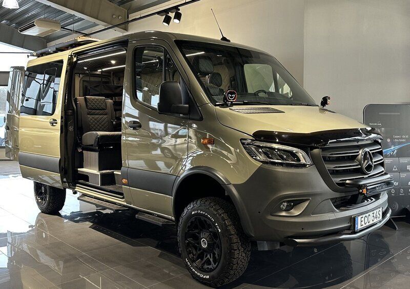Grön Begagnad 2023 Mercedes Sprinter Van | 1 568 000 kr - Bild 1/4