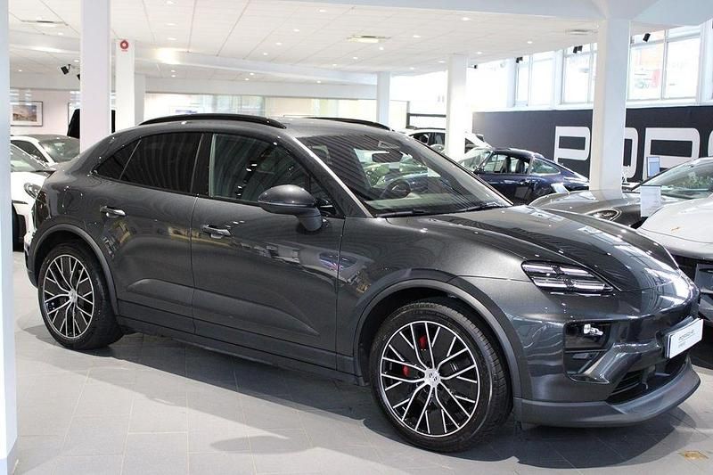 Grå Begagnad 2024 Porsche Macan SUV | 995 000 kr (Superpris) - Bild 1/4