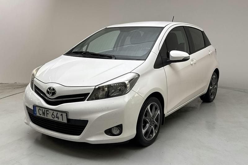 Vit Begagnad 2014 Toyota Yaris Edition | 94 000 kr (Marknadspris) - Bild 1/4