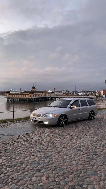 Grå Begagnad 2007 Volvo V70 Momentum Kombi | 24 000 kr (Lite dyr) - Bild 1/4