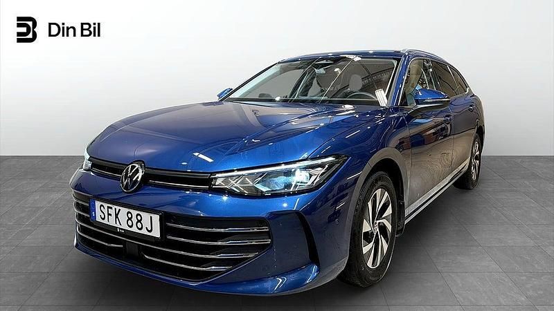 Reef blue metallic Begagnad 2024 VW Passat Business Kombi | 349 900 kr (Dyr) - Bild 1/4
