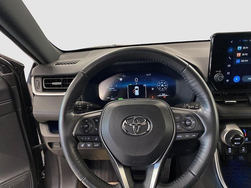 Grå Begagnad 2024 Toyota RAV4 Hybrid Style SUV | 435 000 kr (Bra pris) - Bild 1/4
