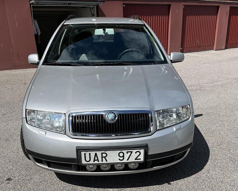 Silver Begagnad 2003 Skoda Fabia Kombi | 15 000 kr (Marknadspris) - Bild 1/4