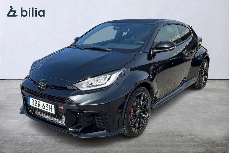 Svart Ny 2024 Toyota Yaris Premium Halvkombi | 569 900 kr (Marknadspris) - Bild 1/3