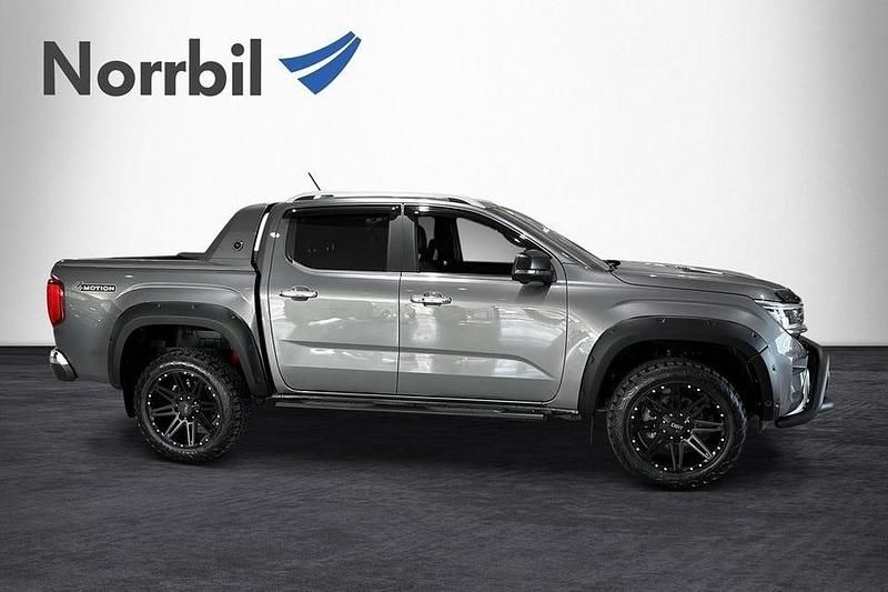 Dark grey metallic Begagnad 2023 VW Amarok Pickup | 599 000 kr (Bra pris) - Bild 1/4
