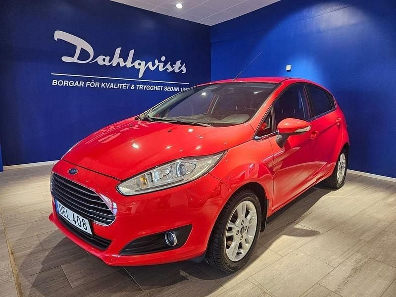 Röd Begagnad 2016 Ford Fiesta Titanium Halvkombi | 84 000 kr (Lite dyr) - Bild 1/4