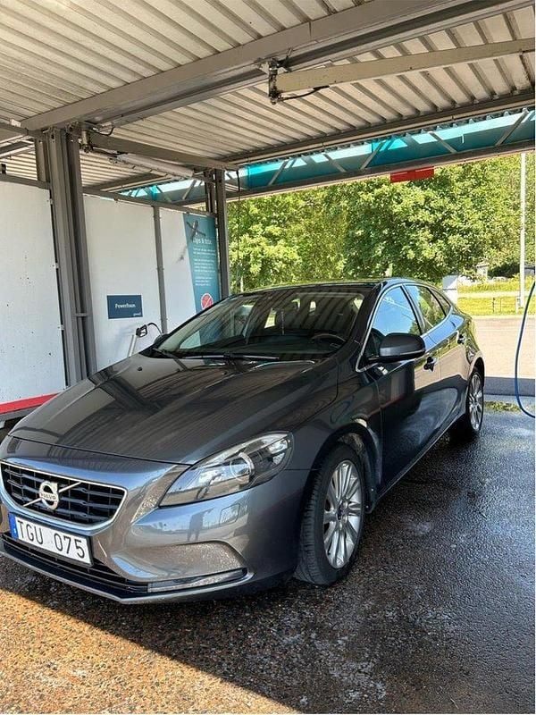 Grå Begagnad 2014 Volvo V40 Summum Kombi | 130 000 kr (Marknadspris) - Bild 1/4