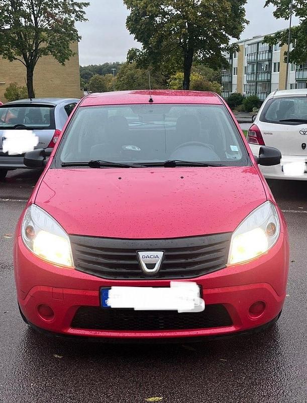 Röd Begagnad 2010 Dacia Sandero Halvkombi | 30 000 kr (Lite dyr) - Bild 1/4