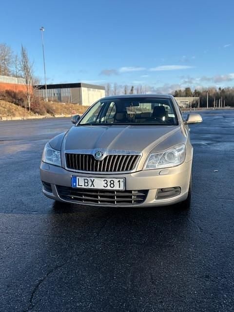 Brun Begagnad 2011 Skoda Octavia Ambiente Halvkombi | 75 000 kr (Bra pris) - Bild 1/4