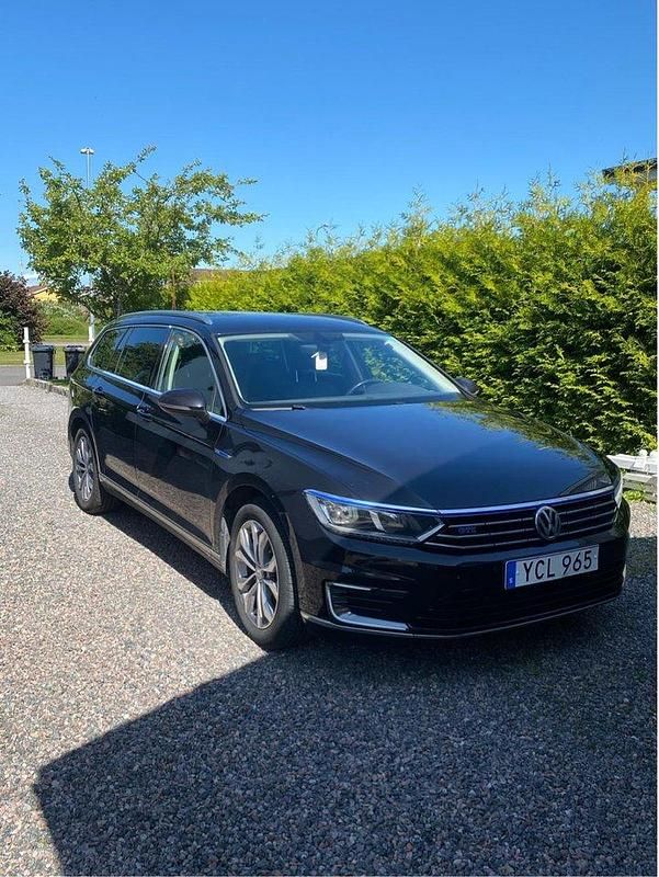 Svart Begagnad 2016 VW Passat GTE Kombi | 159 900 kr (Marknadspris) - Bild 1/4