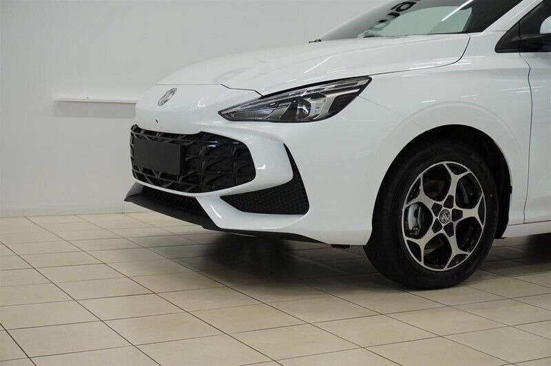 Begagnad MG MG3 2024 Vit Halvkombi
