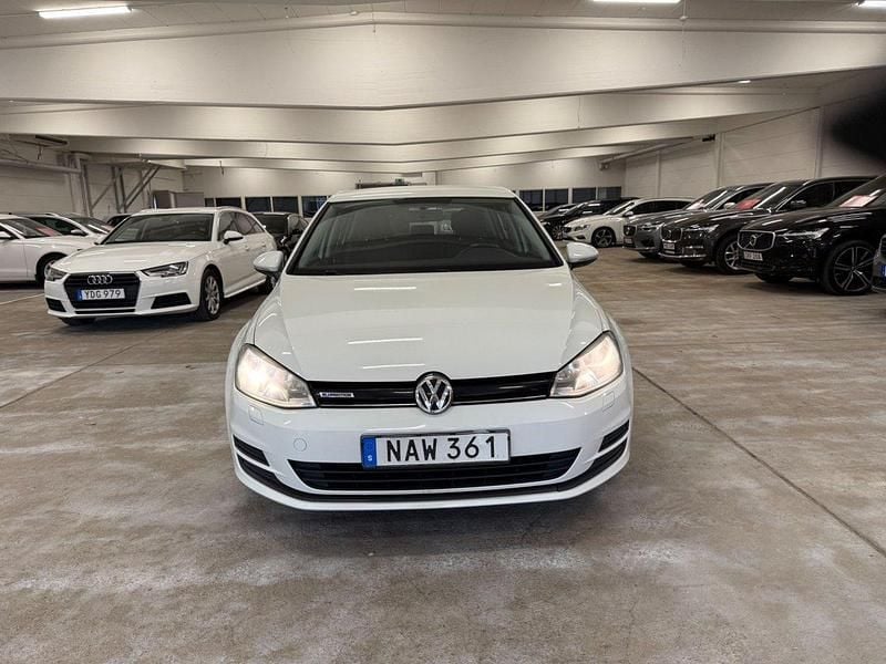 Vit Begagnad 2015 VW Golf VII Halvkombi | 89 900 kr (Marknadspris) - Bild 1/4