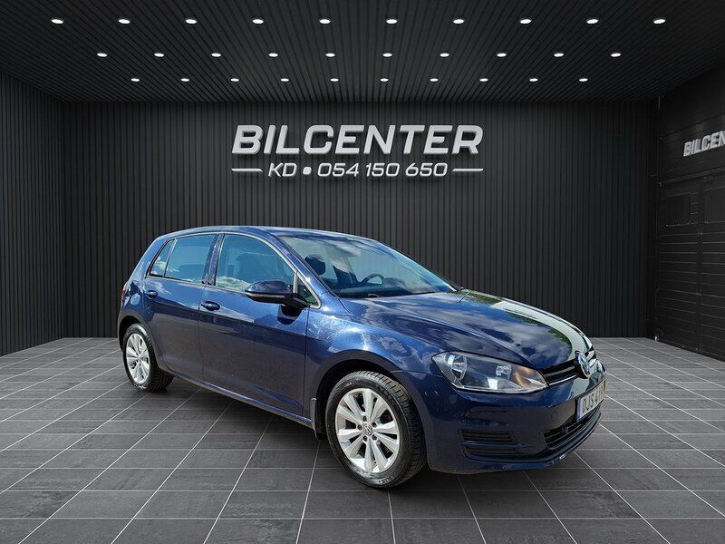 Mörkblå Begagnad 2016 VW Golf VII Halvkombi | 119 900 kr (Marknadspris) - Bild 1/4