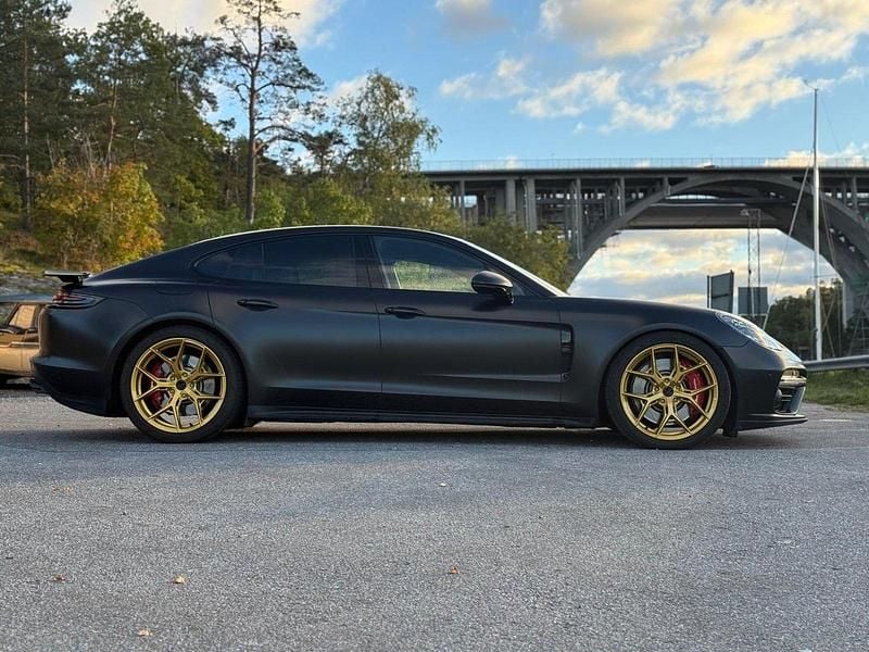 Svart Begagnad 2018 Porsche Panamera Turbo Sedan | 799 000 kr (Dyr) - Bild 1/4