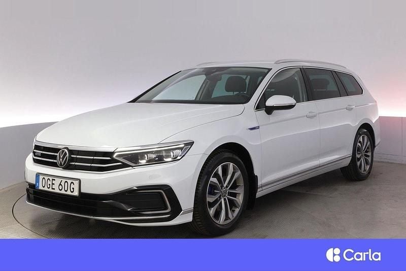 Vit Begagnad 2023 VW Passat Executive Kombi | 314 900 kr (Marknadspris) - Bild 1/4