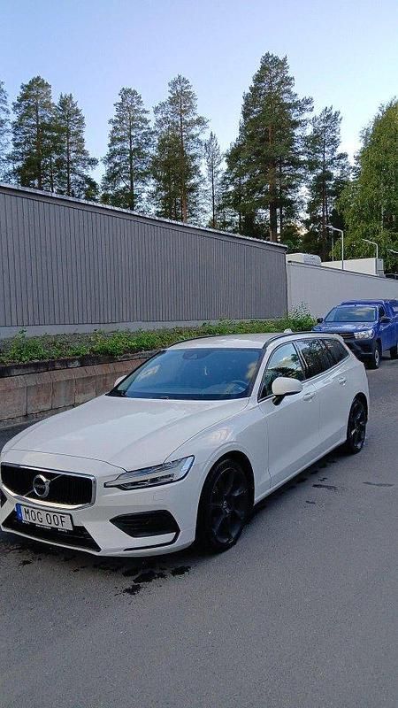 Vit Begagnad 2020 Volvo V60 Momentum Kombi | 189 000 kr (Marknadspris) - Bild 1/4