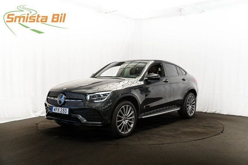 Grå Begagnad 2021 Mercedes GLC300e AMG Sportkupé | 419 900 kr (Superpris) - Bild 1/4