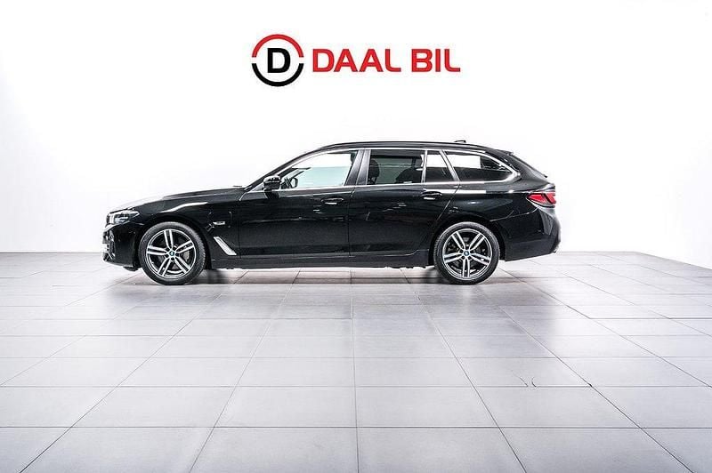 Svart Begagnad 2022 BMW 530e Kombi | 359 700 kr (Superpris) - Bild 1/4
