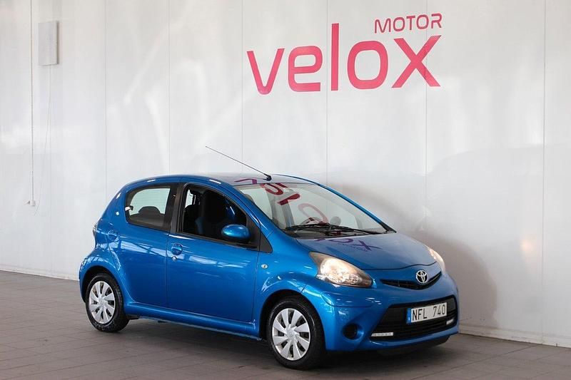 Blå Begagnad 2012 Toyota Aygo Halvkombi | 64 900 kr (Marknadspris) - Bild 1/4
