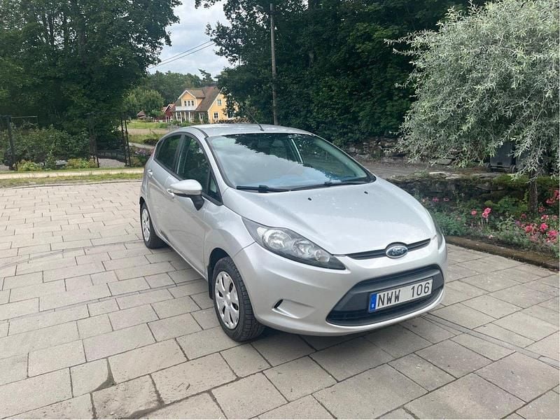 Grå Begagnad 2009 Ford Fiesta Trend Halvkombi | 35 000 kr (Marknadspris) - Bild 1/4