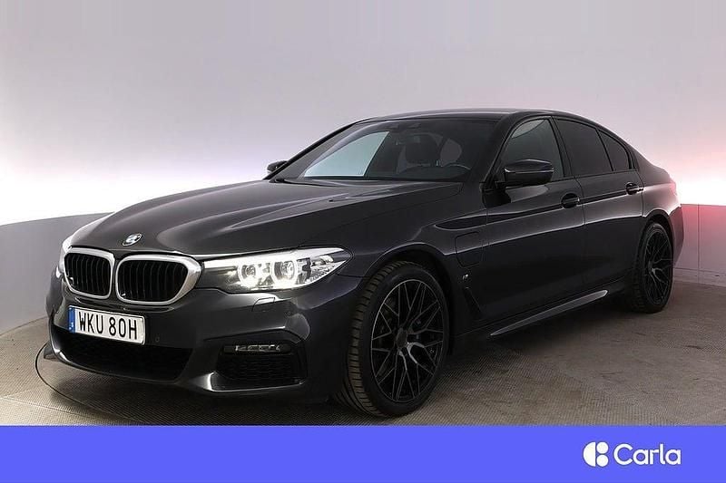 Grå Begagnad 2019 BMW 530e M Sport Sedan | 294 900 kr (Marknadspris) - Bild 1/4