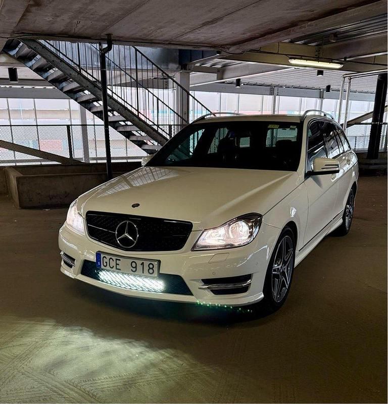 Vit Begagnad 2012 Mercedes C180 AMG Kombi | 87 000 kr (Marknadspris) - Bild 1/4