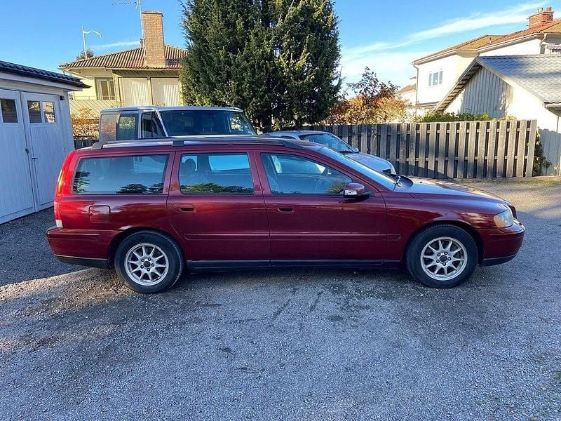 Röd Begagnad 2006 Volvo V70 Kinetic Kombi | 34 900 kr (Marknadspris) - Bild 1/4