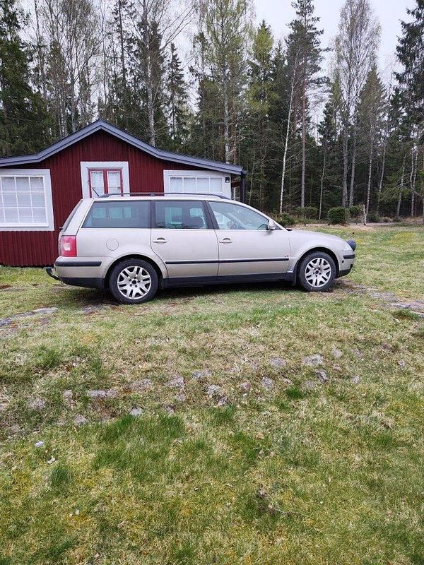 Brun Begagnad 2004 VW Passat Trendline Kombi | 13 300 kr (Superpris) - Bild 1/2