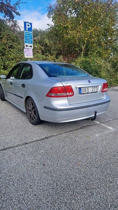 Grå Begagnad 2004 Saab 9-3 Vector Sedan | 9 500 kr (Marknadspris) - Bild 1/3
