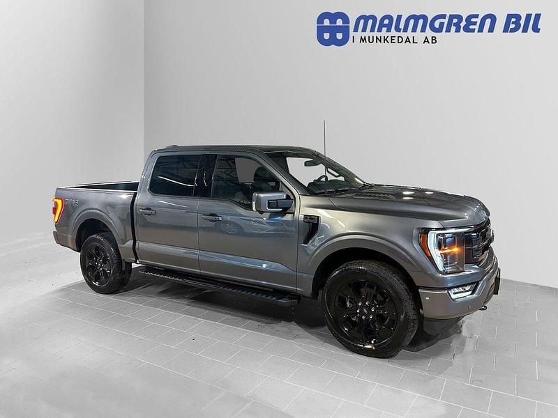 Grå (carbonized gray metallic) Begagnad 2023 Ford V8 Lariat Van | 961 250 kr - Bild 1/4