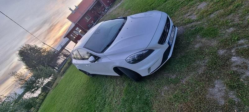 Vit Begagnad 2014 Volvo V40 R-Design Kombi | 112 000 kr (Marknadspris) - Bild 1/4