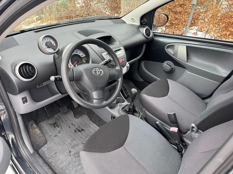 Begagnad Toyota Aygo 68 HK (50 kW) 2007 Grå metallic Halvkombi