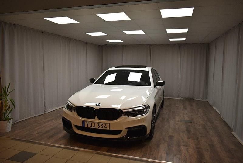 Vit Begagnad 2018 BMW 540 M Sport Sedan | 479 900 kr (Marknadspris) - Bild 1/4