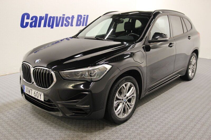 Svart Begagnad 2021 BMW X1 Sport Line SUV | 299 000 kr (Marknadspris) - Bild 1/4