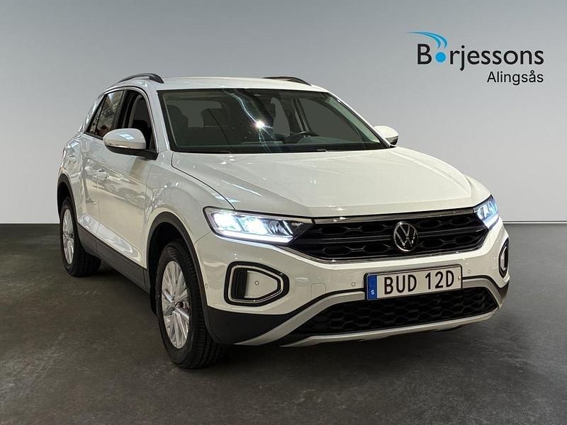 Vit Begagnad 2023 VW T-Roc Life SUV | 219 800 kr (Marknadspris) - Bild 1/4