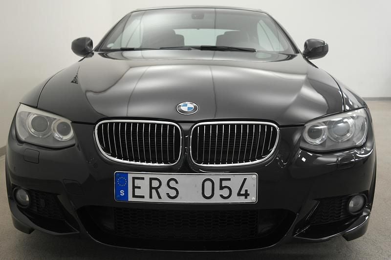 Begagnad BMW 325 218 HK (160 kW) 2010 Svart Cab
