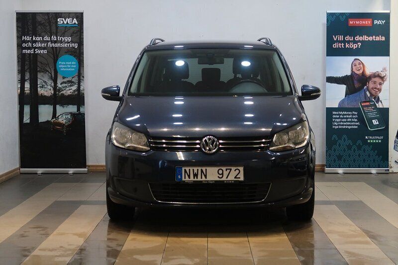 Mörkblå Begagnad 2013 VW Touran Minibuss | 89 900 kr (Dyr) - Bild 1/4