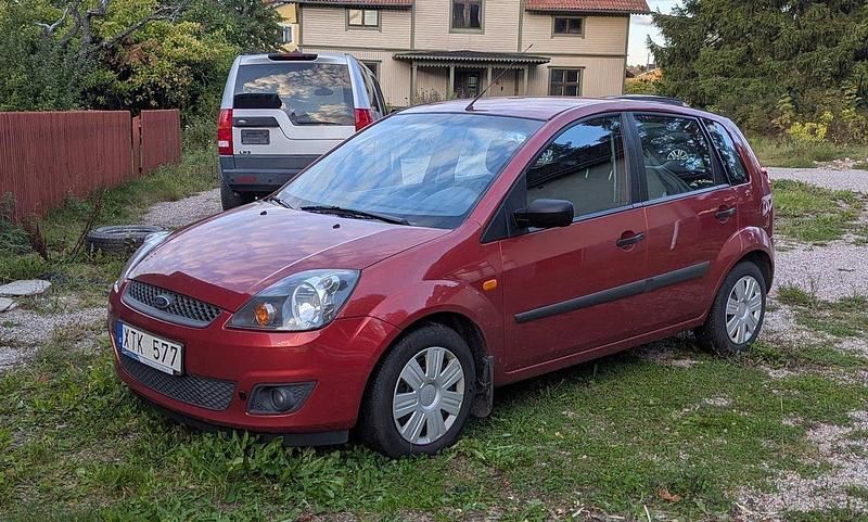 Röd Begagnad 2006 Ford Fiesta Halvkombi | 27 000 kr (Marknadspris) - Bild 1/4