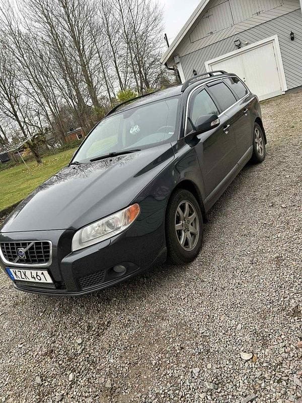 Grå Begagnad 2011 Volvo V70 Momentum Kombi | 69 000 kr (Marknadspris) - Bild 1/3