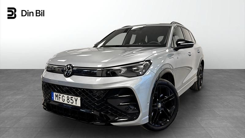 Oyster silver metallic Begagnad 2024 VW Tiguan R-line SUV | 524 900 kr (Marknadspris) - Bild 1/4
