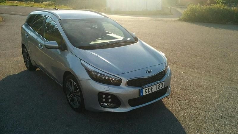 Grå Begagnad 2016 Kia Ceed Sportswagon GT-Line Kombi | 119 000 kr (Marknadspris) - Bild 1/3