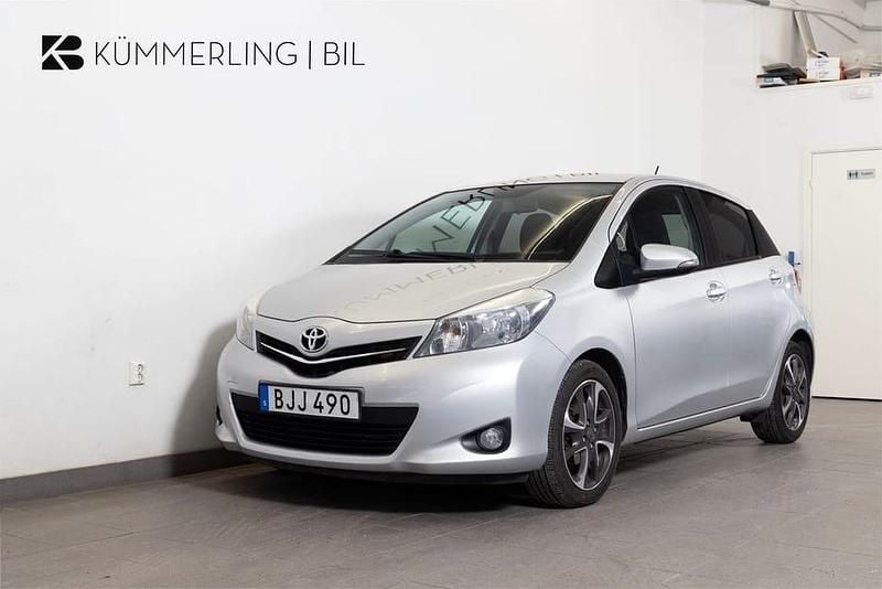 Silver Begagnad 2014 Toyota Yaris Edition Halvkombi | 79 900 kr (Marknadspris) - Bild 1/4