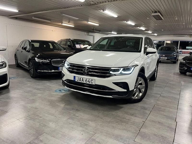Vit Begagnad 2022 VW Tiguan Elegance SUV | 325 000 kr (Marknadspris) - Bild 1/4