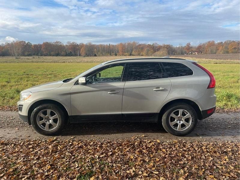 Vit Begagnad 2013 Volvo XC60 Momentum SUV | 110 000 kr (Superpris) - Bild 1/4