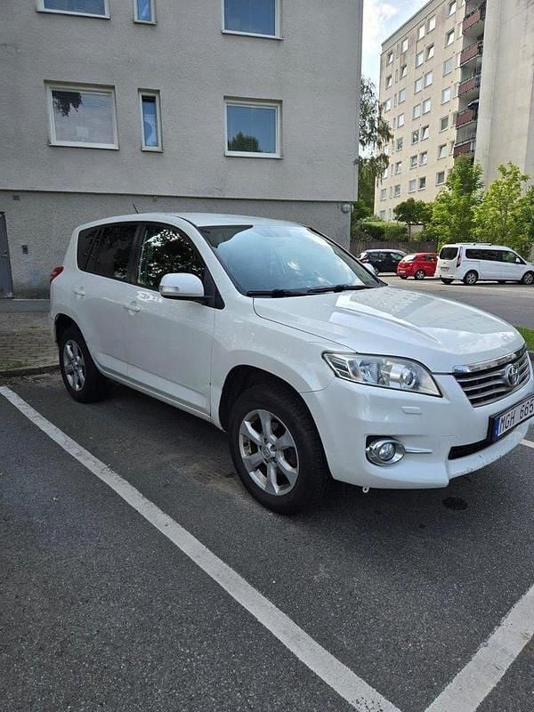 Vit Begagnad 2012 Toyota RAV4 SUV | 100 000 kr (Bra pris) - Bild 1/4
