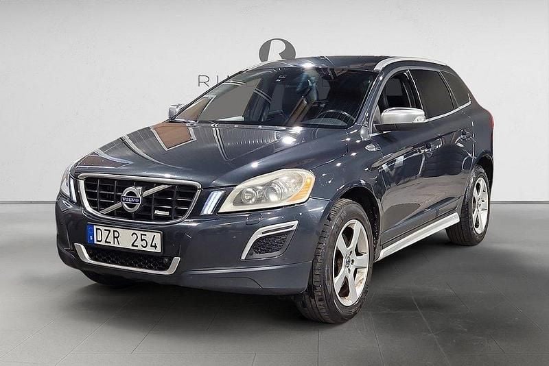 Mörkgrå (grå) Begagnad 2013 Volvo XC60 R-Design SUV | 129 900 kr (Bra pris) - Bild 1/3