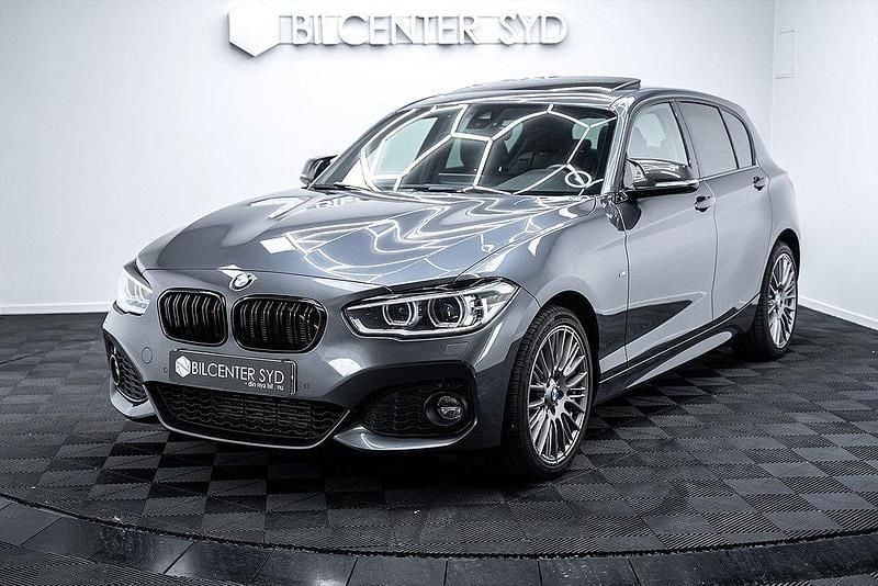 Grå Begagnad 2018 BMW 120 M Sport Halvkombi | 249 900 kr (Lite dyr) - Bild 1/4